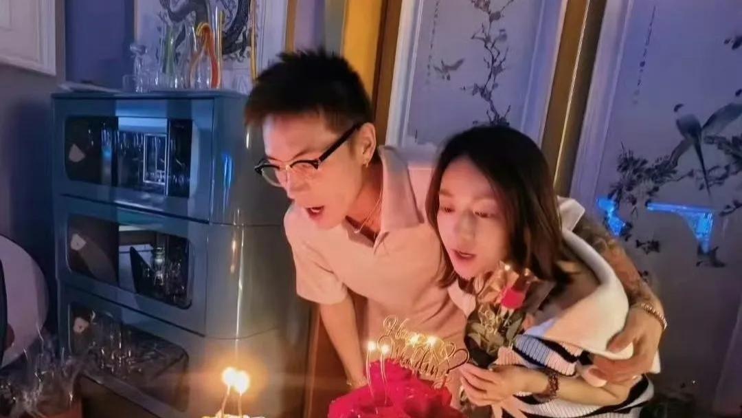 吴谨言洪尧婚后首次同框，亲密搂肩女方孕味十足，婚戒设计图抢镜