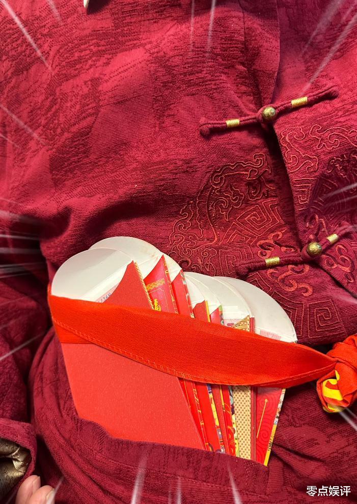 赵丽颖初二归乡,戴奶奶帽温馨拍照,爷爷压岁钱传递隔代浓情