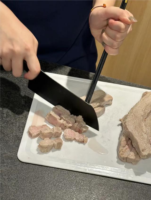 中国人在英国，英国的猪肉是骚的，难怪猪肉没人吃了。