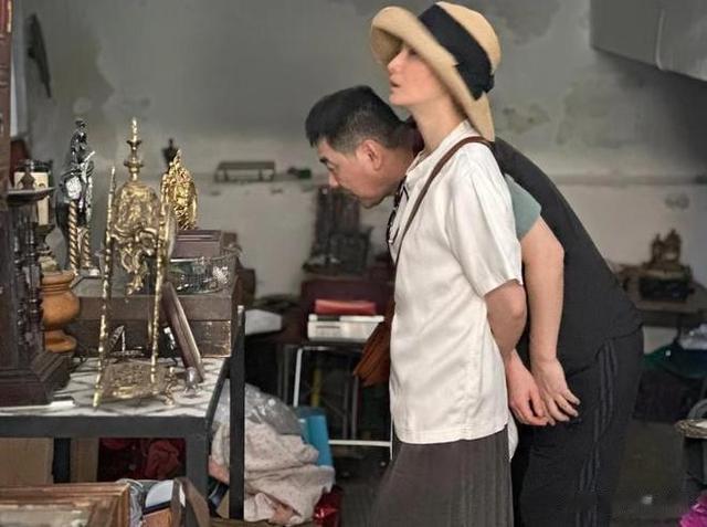 48岁蒋勤勤西班牙度假,素颜超美,老公松弛穿搭却被嘲老人味太重