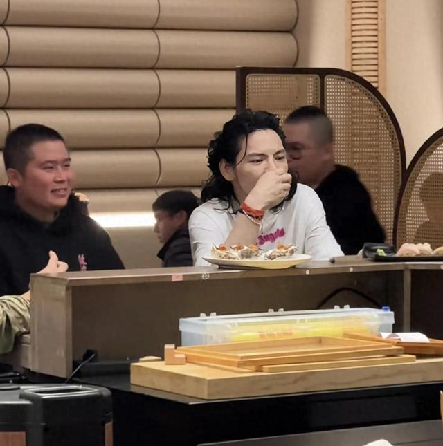 向佐广州k11与男友人吃寿司,打扮正常,路人镜头下面容苍老颓废