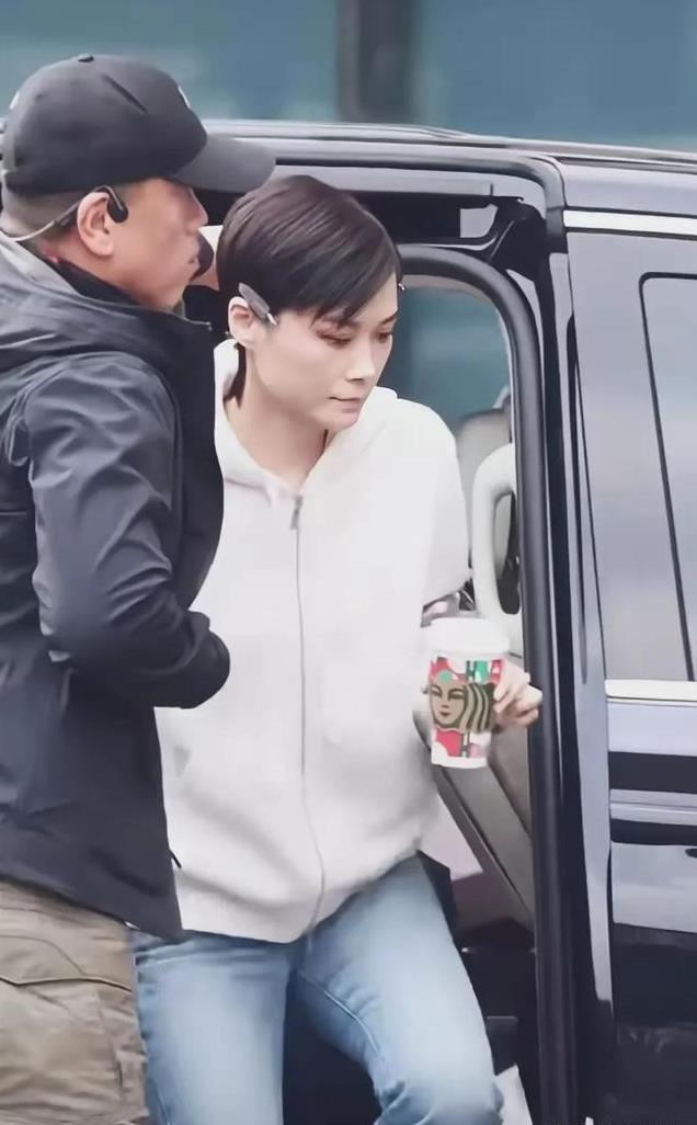 无滤镜现原形,热巴香肠嘴,高圆圆两层游泳圈,杨坤成行走的石像