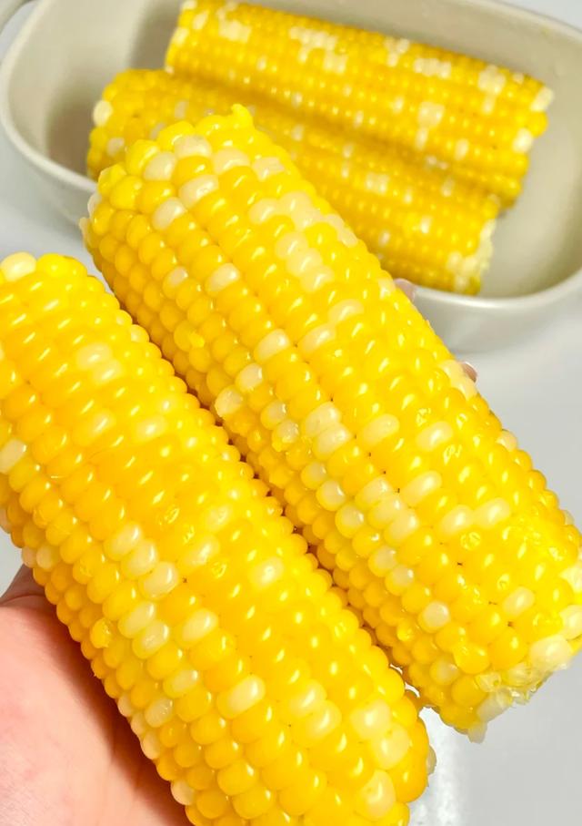 煮玉米,放清水都外行,再多放两样,更香甜软糯,还能营养不流失