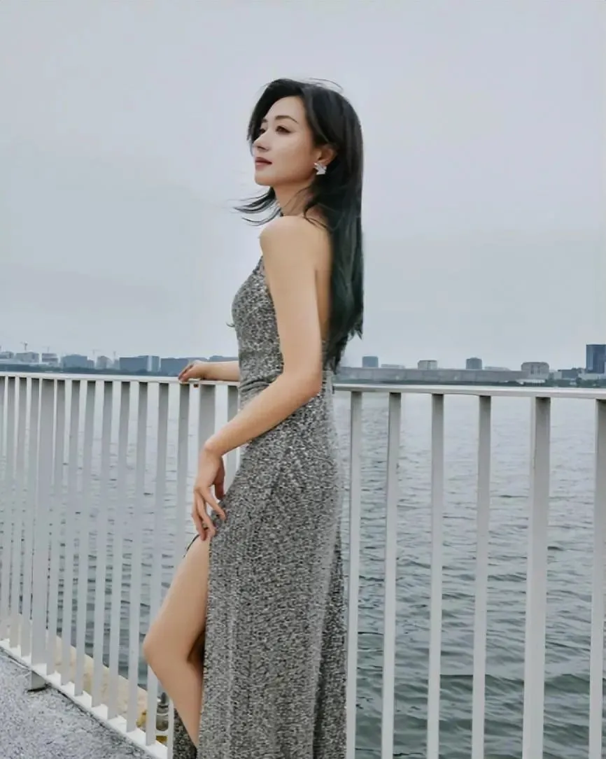 42岁万茜大清早晒运动照，睡眼惺忪头发飞舞，身材似18岁少女！