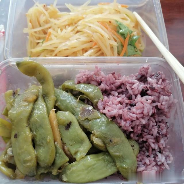 黑龙江小伙在街道工作,嫌10元午餐不好吃,网友:身在福中不知福