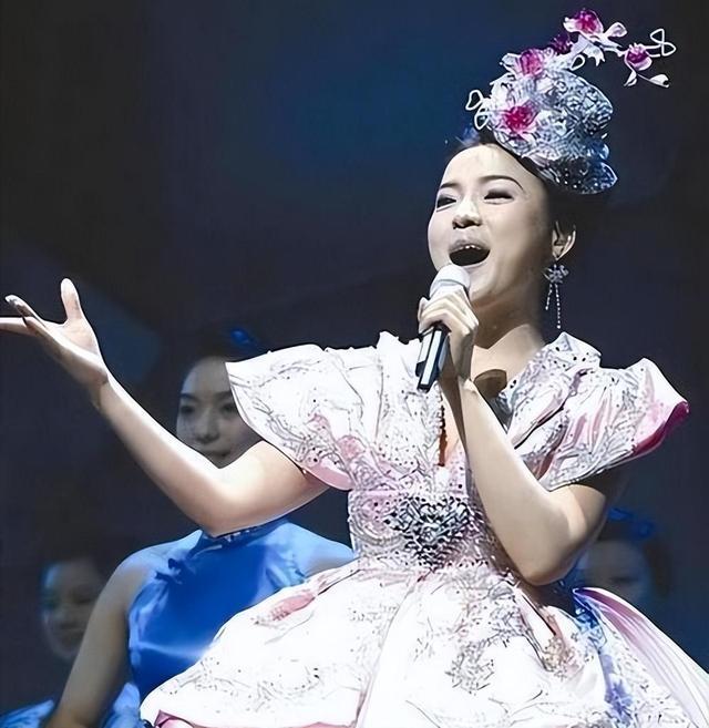 民歌天后陈思思:嫁小一岁歌唱家丈夫生一女,现在的气质宛若天仙