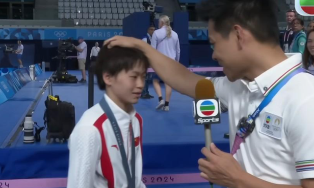 TVB记者对全红婵摸头求抱抱,被指无礼?网友:看清楚他是谁