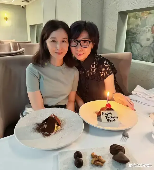 60岁关咏荷罕见露面!皮肤嫩滑吹弹可破,身材丰满,张家辉赚大了