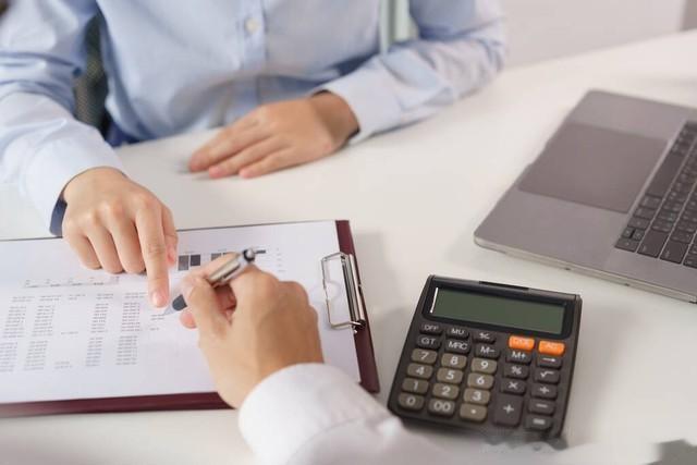 探讨国有银行员工收入下降：如何平衡禁止第二职业与员工待遇提升