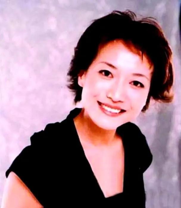 央视主持贺红梅：27岁上新闻联播，搭档康辉传绯闻，56岁婚姻成谜