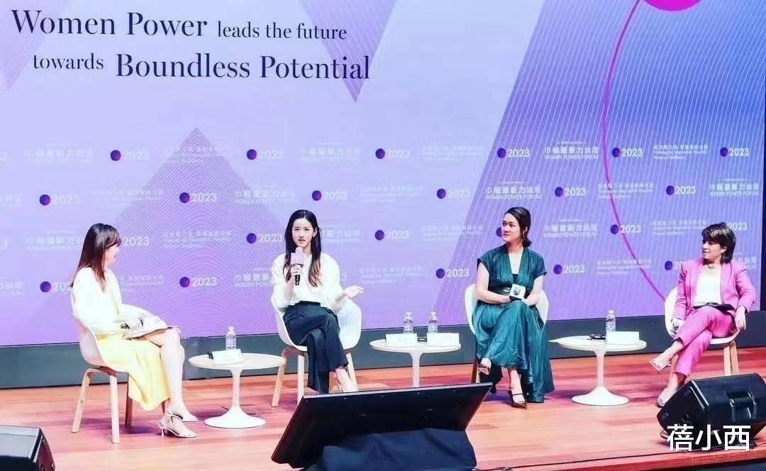 富商老婆章泽天品味开挂，穿白衬衫+阔腿裤，中长发型气质惊艳