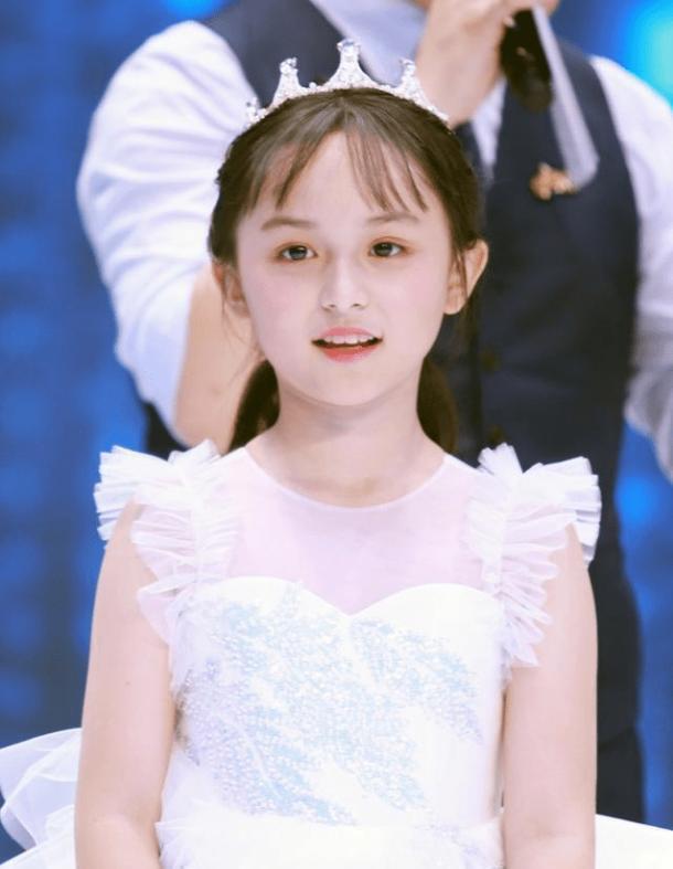 2岁即年入百万的童星刘楚恬,因太漂亮被“禁止整容”,如今怎样