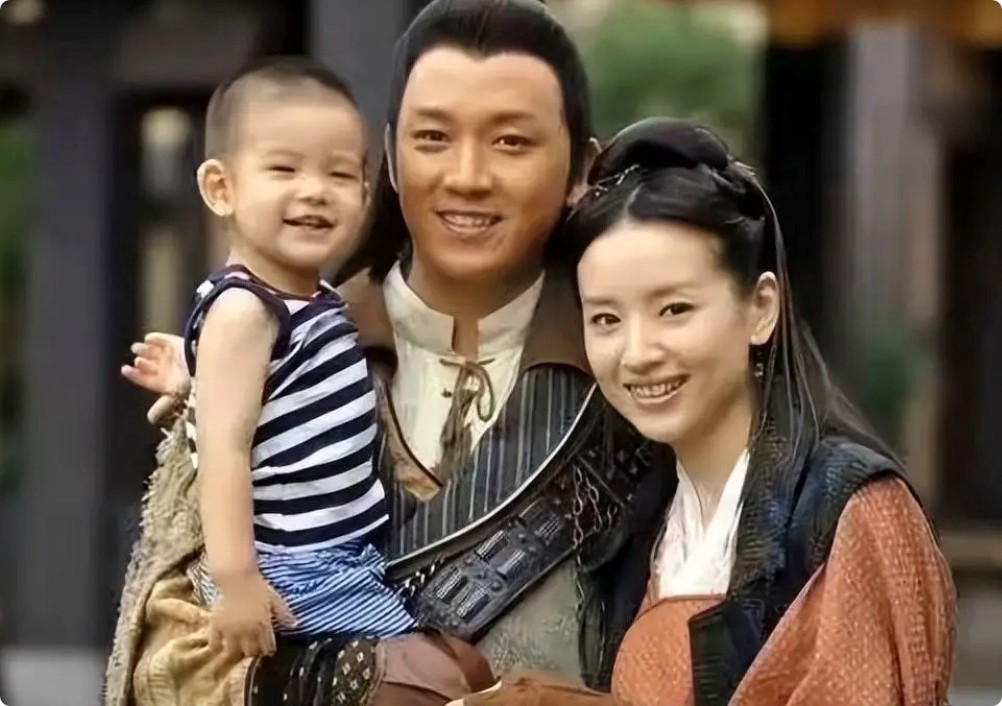 董洁儿子太早熟,15岁身高近1米8,五官神似“年轻版梁朝伟”