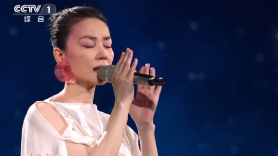 春晚妆发热搜：任敏的美甲，王菲的虾片耳环，马丽的红色亮片毛衣