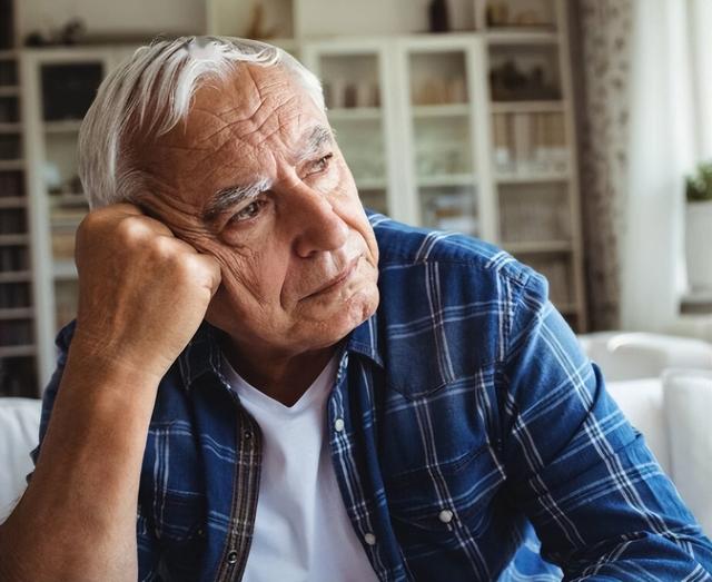 老人身上有一股怪味？建议55岁后，远离3个习惯，老了或没味