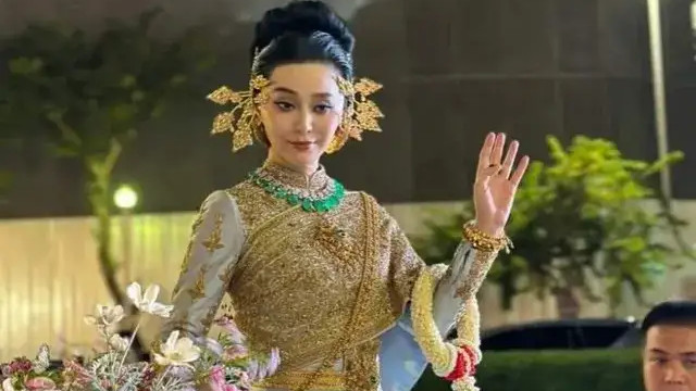 冰冰乘三蹦子出游曼谷！星光不再，廉价又落魄，落魄的凤凰不如鸡