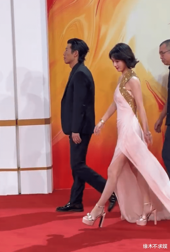 金鸡奖后台:马丽赵丽颖互动好尴尬,陈红胖太多,王一博真帅哥!