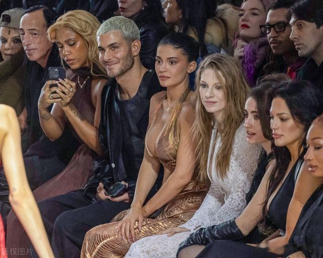 凯莉·詹娜现身2025春夏巴黎高定时装周秀场看秀