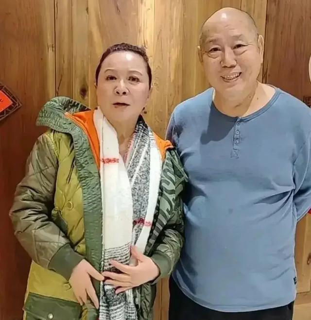 63岁蔡明一胖毁所有,穿大棉袄差点认不出,油腻大妈味好重