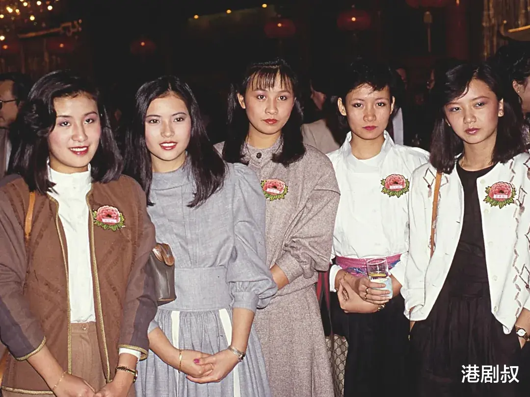 30多年前五名女港星合影，最美的已离世，最丑的却最红