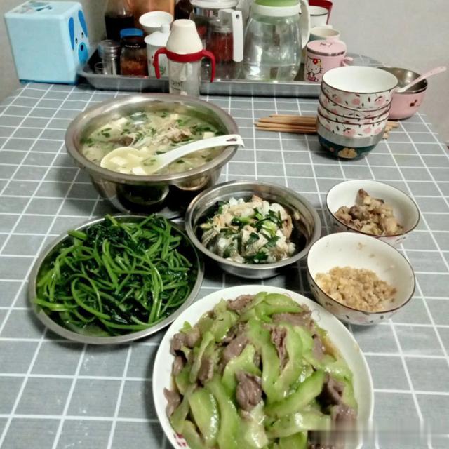 甘肃女子嫌弃广东婆婆做的菜，上网吐槽：每个月10w房租就吃这些