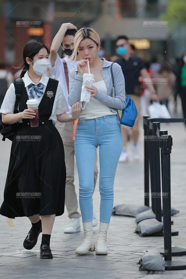 一抹黄色马尾的性感魅力