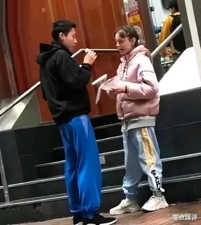 24岁吴卓林异国与妻漫步,抽烟短发形象变,吴绮莉盼女归心切