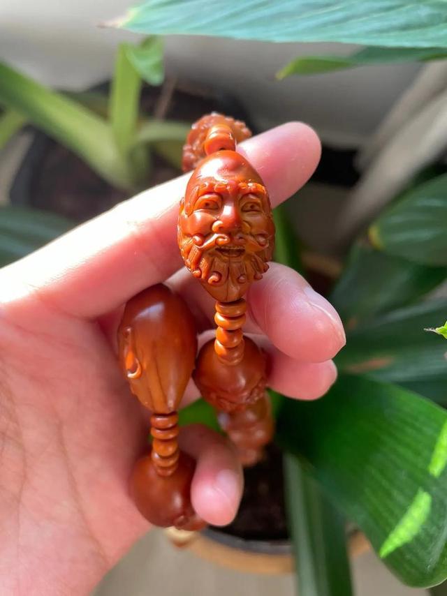 文玩爱好者必看：如何正确盘玩手串，避免手部伤害？