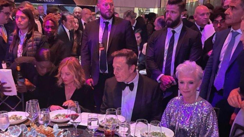 75岁梅耶马斯克出席晚宴！穿银色亮片裙坐姿挺拔，同场还有梅洛妮