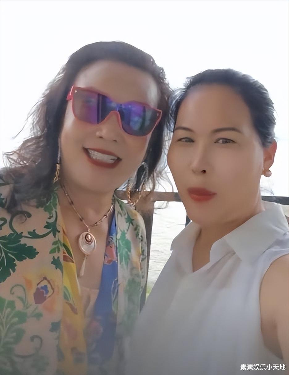 汪小菲送孩子回台北,给保姆安排头等舱,兰姐合影表达感谢