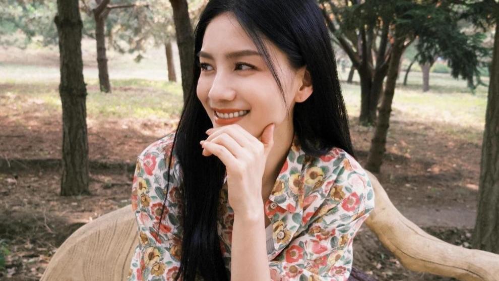 48岁胡可带火了一种新穿法：花衬衫+短裤+黑长直发型，洋气又减龄