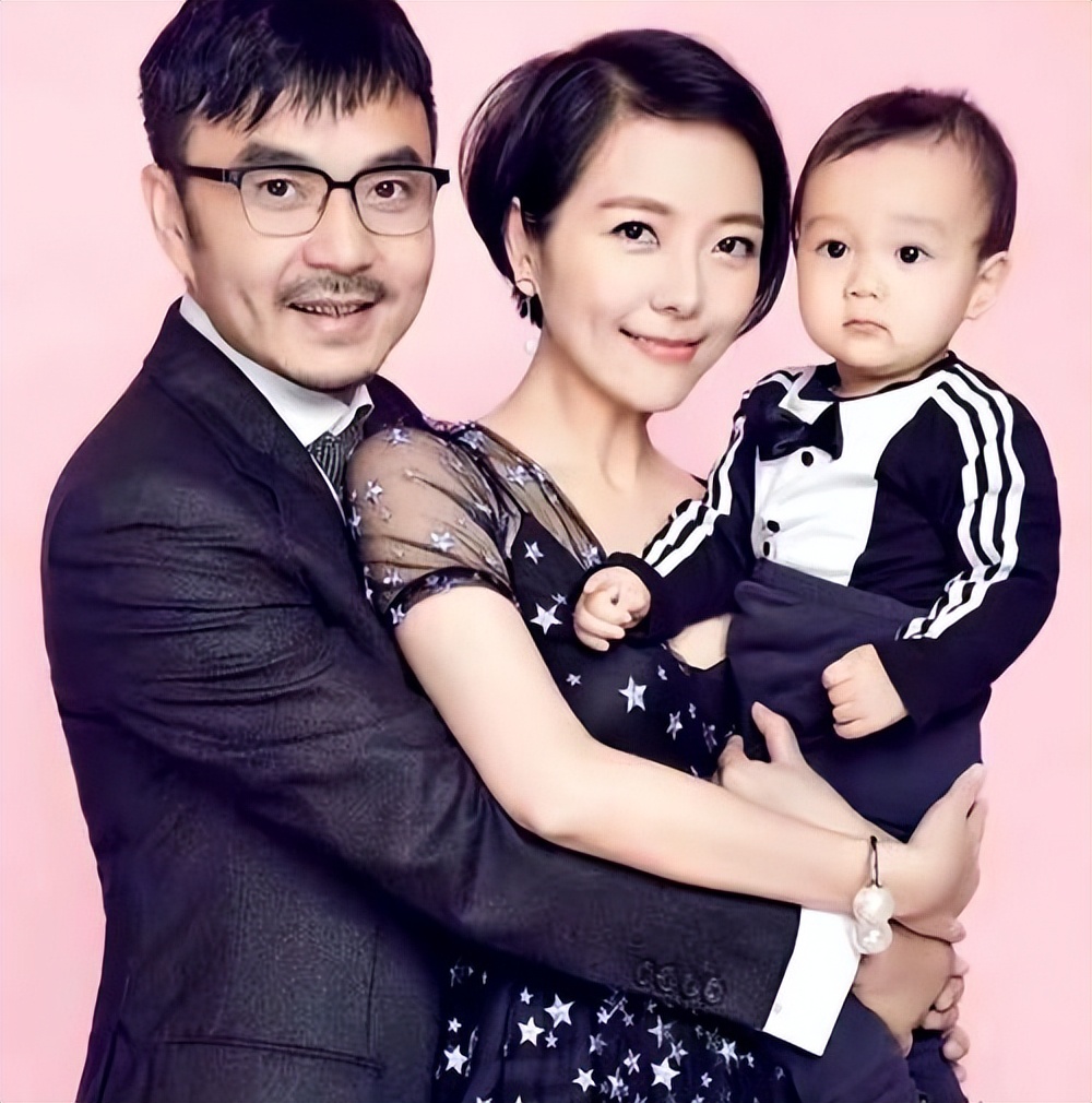 50岁汪涵喜获二胎:杨乐乐官宣喜讯,女儿神似妈妈