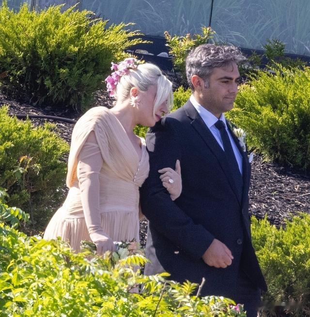 Lady Gaga和男友现身参加妹妹婚礼,小腹凸起被粉丝猜测怀孕