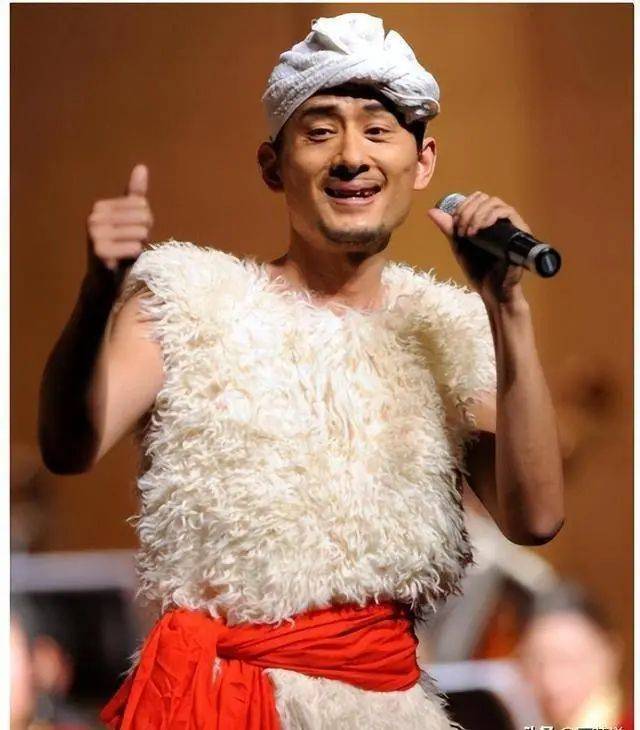 曾扬言要“灭了”凤凰传奇,被迫消失10年后,55岁靠男扮女装捞金