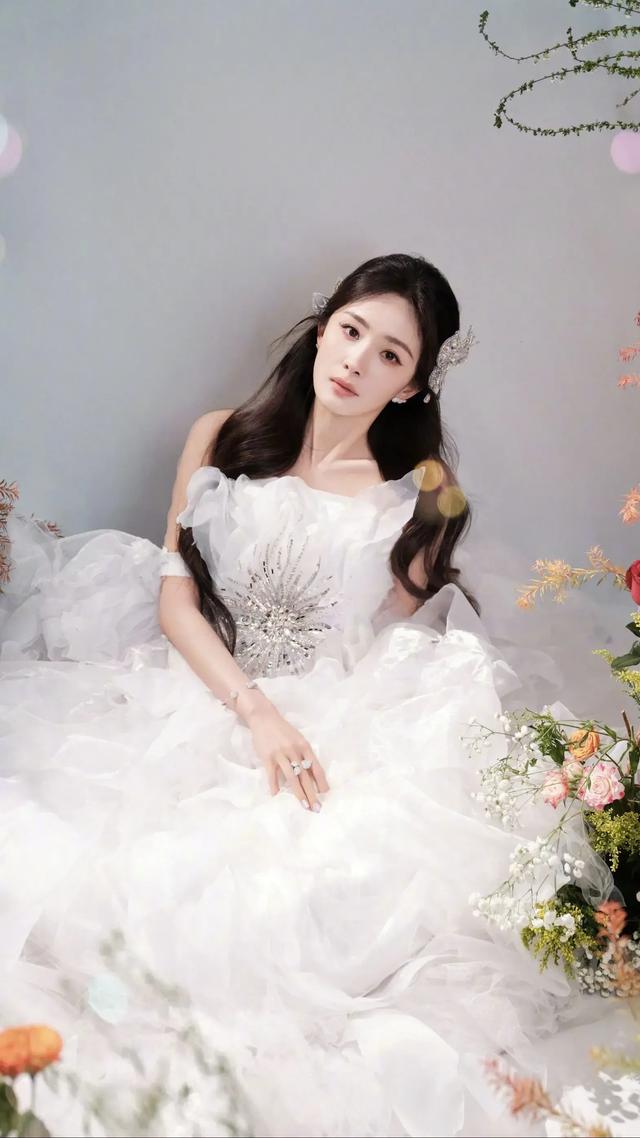 杨幂，18岁的迷人照片分享给大家一起欣赏呗！太罕见的女神已上线