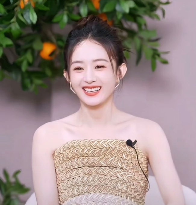 赵丽颖带全家出门吃饭！老父亲衣着光鲜帮忙看孙，一家人其乐融融