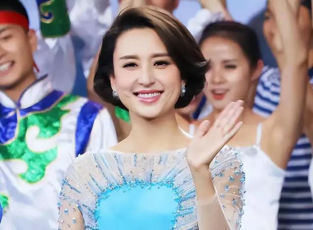 主持人杨帆:娶平凡妻子李松奇,生下两个女儿,日子过得有滋有味