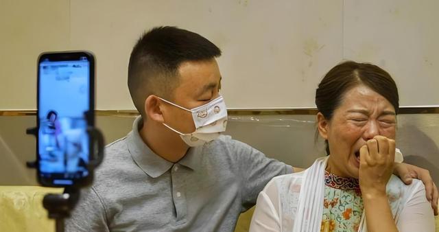 央视胖主持张越，如今鼻孔外翻身形暴瘦，离开央视后她经历了什么