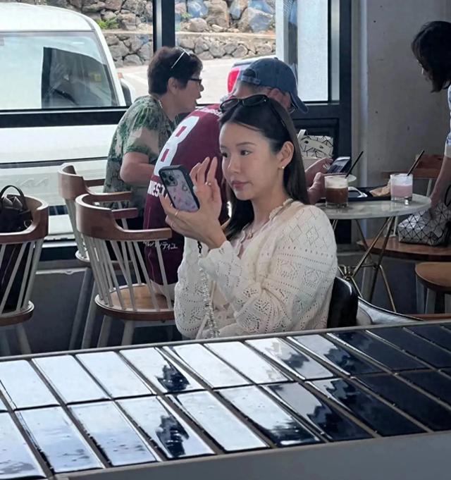 韩国济州岛偶遇张子萱!脸馒化到不敢认,网友全靠猜!