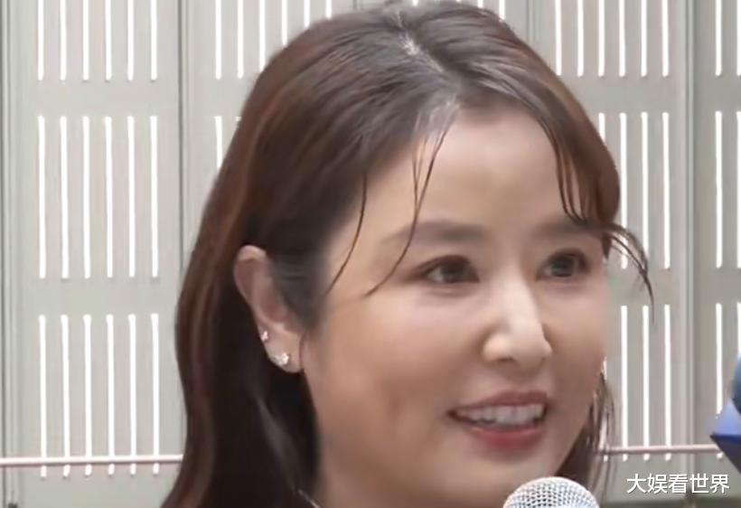 49岁林心如近照曝光,脸部臃肿酒窝消失,网友:医美后遗症