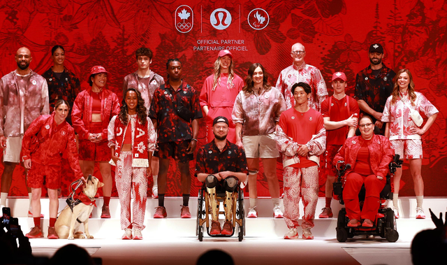 巴黎奥运会变“顶奢秀场”!中国战袍却被全网吐槽,张艺谋赢麻了