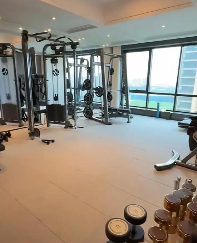 赵本山女儿晒沈阳新家，8室5厅7卫总共1018平，有钱就是任性！