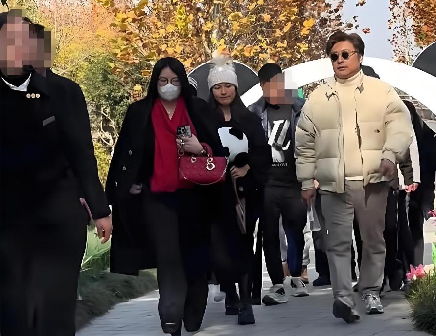 李湘一家过圣诞节！手中大钻戒十分抢眼，刘亦菲搂着王诗龄合影！