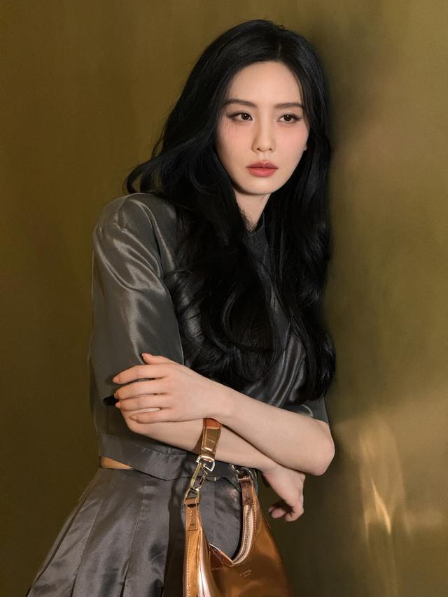 刘诗诗大地色穿搭温婉动人