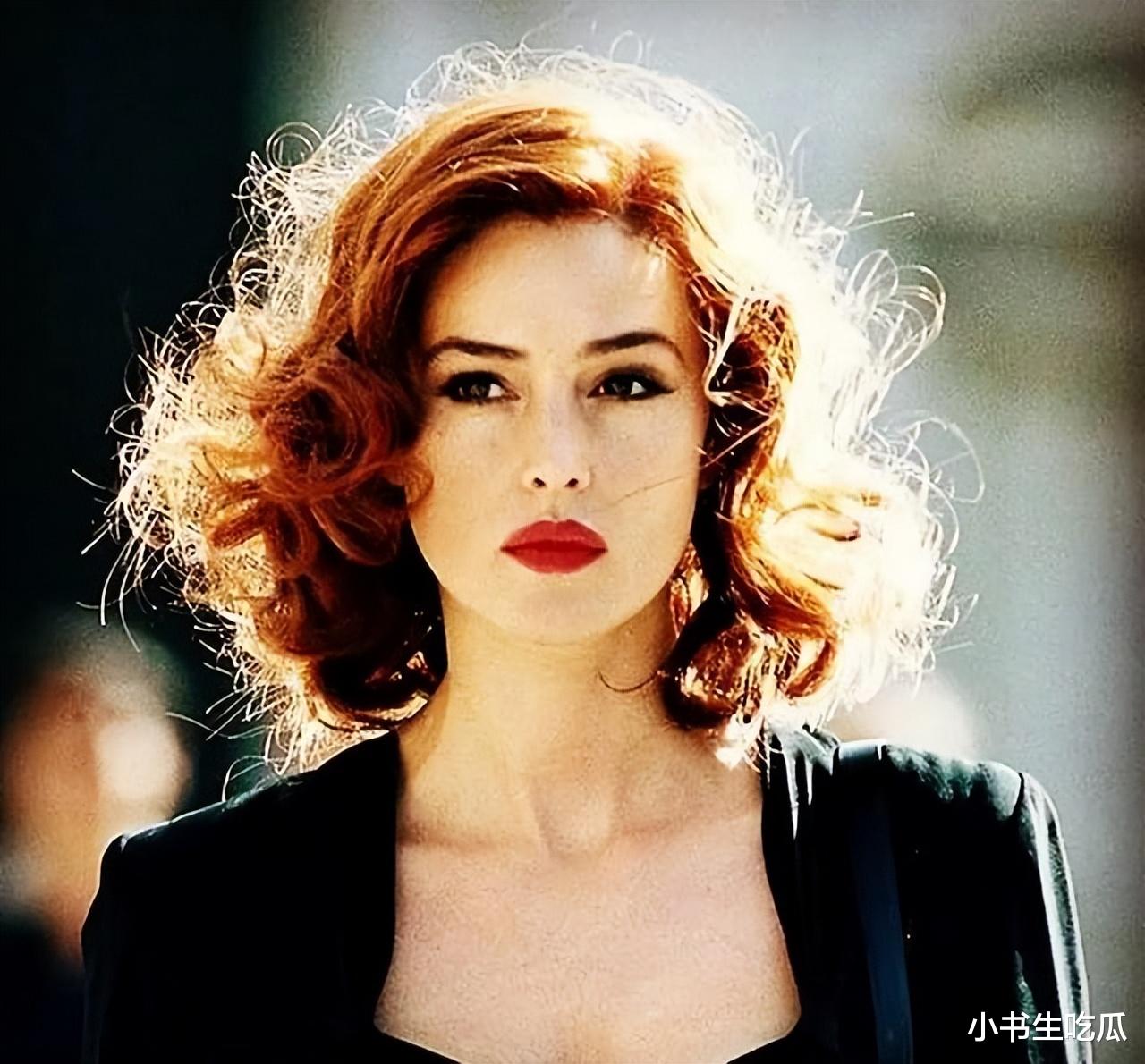 莫妮卡美貌惊人，还是没拦住老公出轨，59岁优雅老去，女儿很像她