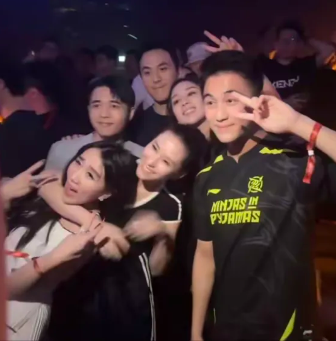 关系破冰!赌王三房四房聚会,何超莲背后搂抱超盈,何猷君高调秀合影