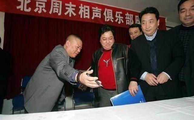 74岁姜昆日本豪奢聚会,搂抱美女举止亲密,桌上茅台成焦点