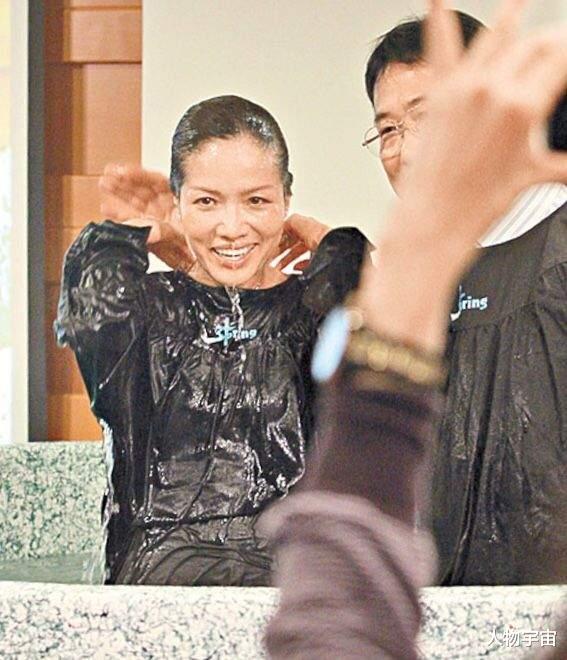 她单亲家庭长大,演艺人生丰富贵人多,35岁遭车祸姐弟恋被宠13年