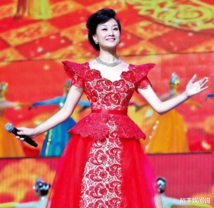 58岁宋祖英举办家宴!豪宅层高超五米,穿香奈儿手臂线条成亮点