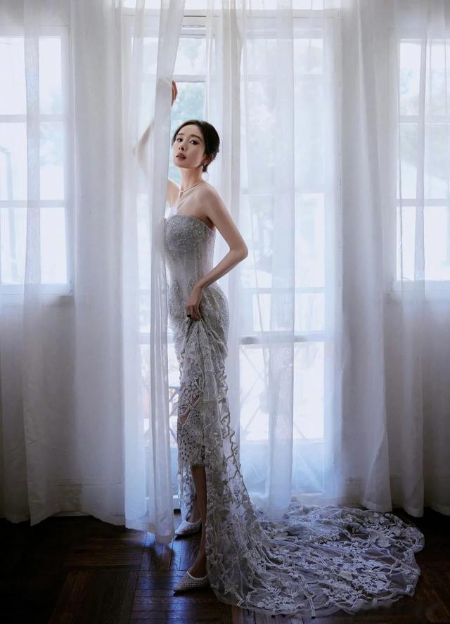 杨幂37岁绝美亮相!纯白透视鱼尾裙勾勒曼妙身姿,成熟魅力全开